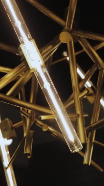 Geometrik şekilli ve parlak ışıklandırmalı şık bir avize. Çağdaş iç mekanlar için mükemmel..