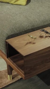 Depolama bölmesi olan ahşap komodinlerin modern dekorasyon için şık aksesuarları var. Dikey video. 4k 