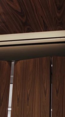 Şık ahşap kapı panelleri zengin desenler ve dokular sergiliyor, onları herhangi bir iç tasarım için mükemmel hale getiriyor.