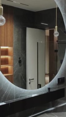 Banyoda siyah mermer duvar ve ayna var. Zarif iç tasarım. Lüks İçişleri. Ağır çekim. Dikey çekim. - Evet. Yüksek kalite 4k görüntü