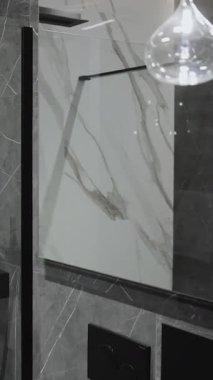 Zarif Modern Tuvalet, şık bir ayna ve şık eşyalar sunuyor. Dikey çekim. Ağır çekim. Kimse vurulmayacak. Yüksek kalite 4k görüntü