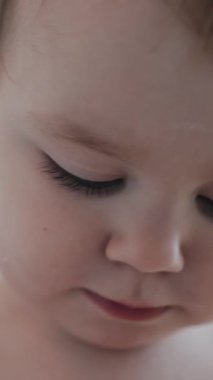 Büyüleyici çevrelerini keşfederken düşünceli bir çocuğun özünü yansıtan yakın plan bir fotoğraf.