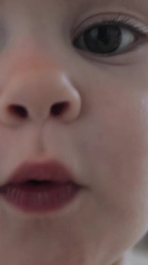 Yüze yakın çekim. Sevimli ve sevimli çocuk değişik komik suratlar ve neşeli ifadeler yapar. Dikey çekim. - Evet. Yüksek kalite 4k görüntü