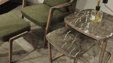 Mermer kenarlı iki zarif yeşil sandalye modern iç mekanlar için mükemmel bir atmosfer yaratıyor.