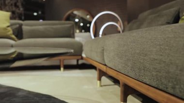 Kanepenin kumaşına yakın çekim. Modern bir kanepe seti şık bir oturma odası düzenine güzel bir şekilde yerleştirilir ve büyüleyici ve cezbedicidir. Yüksek kalite 4k görüntü