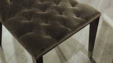 Düğme butonlu şık kadife bir tabureye yakın çekim modern bir iç mekan için mükemmeldir. Yüksek kalite 4k görüntü