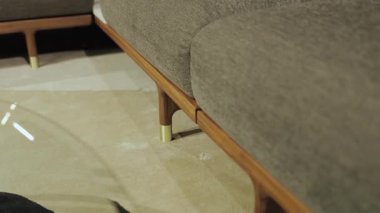 Bu şık ve şık kanepe zarif ahşap bacaklarla eşleştirilmiş yumuşak yastıklara sahip, modern iç mekanlar için mükemmel hale getiriyor.