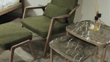 Şık yeşil sandalye ve masalar çağdaş ev dekorunu ve tasarımını geliştirmek için mükemmel seçeneklerdir.