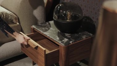 Bu şık ahşap komodinin muhteşem bir mermer bluzu var. Güzel evinizdeki her oda için mükemmel.