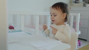 Meraklı bir çocuk, renk ve neşe dolu canlı bir oyun alanında yaratıcılığını ifade ederek sanatı keşfediyor.