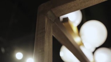 Yüksek kubbeli bir yatağın ahşap elementlerine yakın çekim. Modern bir iç mekanı mükemmel şekilde tamamlayan ahşap bir çerçeve. Yüksek kalite 4k görüntü