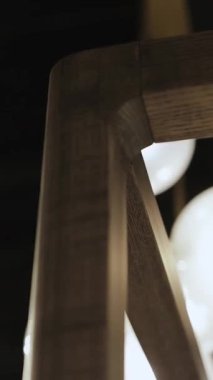 Dikey. Ahşap bir yatak iskeletinin yakın plan görüntüsü. Tahtadan yatak. Tahta mobilyalar. Ağır çekim. Yüksek kalite 4k görüntü