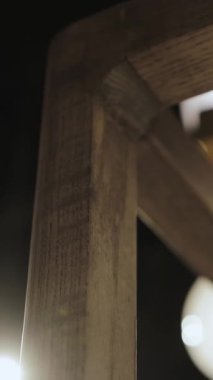 Dikey. Yüksek kubbeli bir yatağın ahşap öğesi. Modern bir iç mekanda ahşap yatak çerçevesi. Ahşap mobilya elementleri. Tahta ürünler. Yüksek kalite 4k görüntü