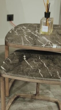 Dikey. Modern bir iç mekan ve aroma yayıcı ve aroma çubukları olan zarif cam şişeler için mermer komodin. Yüksek kalite 4k görüntü