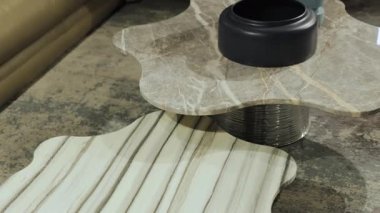 Güzel desenli ve zarif dekorasyonlu mermer kahve masası. Modern dairenin lüks bir yeri. Minimalist oturma odası. Yüksek kalite 4k görüntü