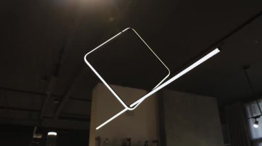 Gösterişli geometrik formlarla karakterize edilmiş modern bir iç mekan aydınlatmaktadır.