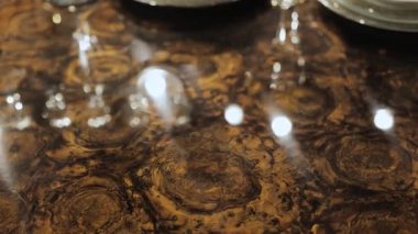 Mermer bir masa yüzeyinin, parlak aksanlar ve rafine bir mutfağın çeşitli elementleriyle güzelce dekore edilmiş mermer desenli yakın çekimi. Yüksek kalite 4k görüntü