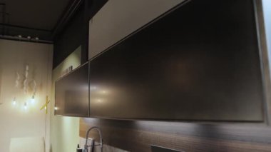 Zarif ve çağdaş mutfak dolabı çok güzel bir minimalist estetik sergiliyor. Yüksek kalite 4k görüntü