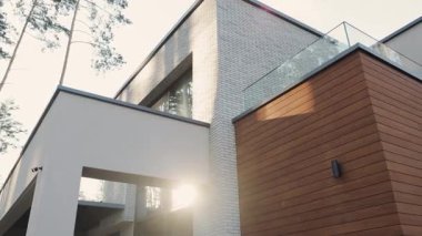 Bu çarpıcı çağdaş evde parlak çizgiler, dikkat çekici mimari ve bol miktarda doğal ışık sergileniyor. Yüksek kalite 4k görüntü