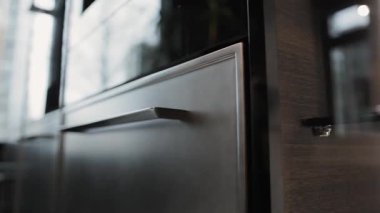 Modern iç mekanları geliştirmek için çağdaş tasarım ve metalik kaplamalı şık mutfak çekmecesi. Lüks Zarif Oda. Lüks Modern Ev İçi. Yüksek kalite 4k görüntü