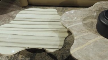 Benzersiz tasarımları ve dokuları olan zarif mermer sehpalar modern bir iç mekanı geliştirmek için mükemmeldir..