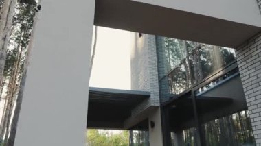 Ev, doğayla sorunsuz bütünleşen yenilikçi bir tasarım sergiliyor. Yüksek kalite 4k görüntü