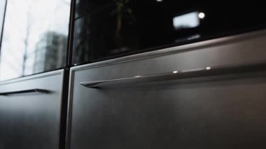 Modern mutfak dolabını gösteren yakın plan bir bakış açısı, gösterişli ve minimalist estetiğe örnek teşkil ediyor.