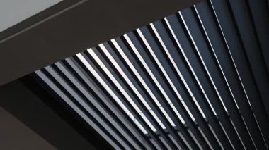 Şık tavan tasarımı doğal ışığa izin vererek modern mimari iç mekanlar için mükemmel hale getiriyor. Yüksek kalite 4k görüntü