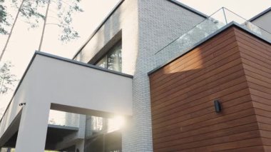 Bu çağdaş ev zarif bir şekilde doğal çevre ve çevreye uyum sağlar ve sorunsuzca harmanlanır. Yüksek kalite 4k görüntü