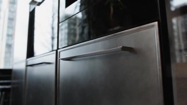 Metal saplı mutfak dolapları, modern iç tasarım, sapına yakın çekim. Kamera yavaş hareket ediyor. Yüksek kalite 4k görüntü