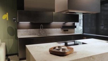 LED ışıklandırması, mutfak adası ve beyaz taş yüzeyli modern mutfak, mermer ve yüksek kaliteli malzemeler ve geliştirilmiş yemek pişirme için tasarım elementleri. Yüksek kalite 4k görüntü