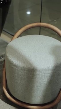 Dikey ekran: Modern bir iç mekanda kumaş sandalye ve vazo. Lüks, modern bir apartmanın içinde. Minimalist oturma odası. Yüksek kalite 4k görüntü