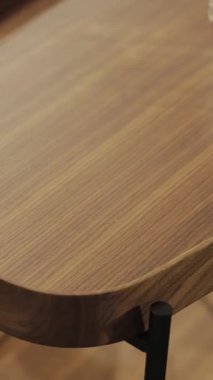 Dikey video. Evin için ahşap tepsi sehpası. Yakın plan, ahşap doku. Ağır çekim. İnsan yok. Yüksek kalite 4k görüntü