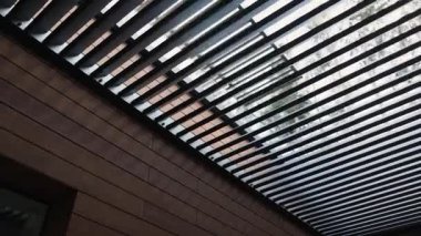 Çatıyı yardık. Modern siyah bir evde siyah teraslı çatı, doğanın güzel manzarasını birleştiriyor. Modern bir evin terası. İnsan yok. Yüksek kalite 4k görüntü