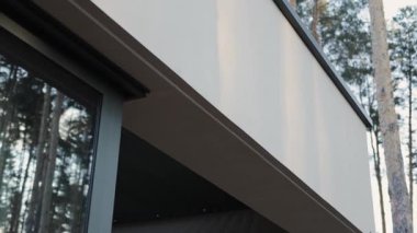 Evin ön cephesi, yakın plan. Çevreye uyum sağlayan özel bir evin modern mimari tasarımı. Yüksek kalite 4k görüntü