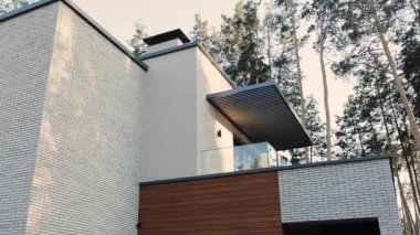 Zarif ve modern bir ev tasarımı, verimli bir ormanlık alana özenle yerleştirilmiş, yenilikçi ve eşsiz bir mimari sergileniyor.