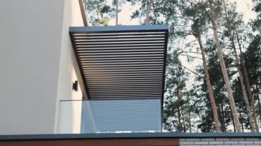 Orman geçmişi olan özel bir evde modern balkon tasarımı. Camla süslü bir balkon. Yüksek kalite 4k görüntü