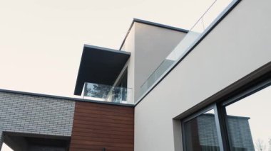 Modern yaşamın gerçek özünü bu şık, zarif ve şık mimari tasarım konseptiyle yakalayın.