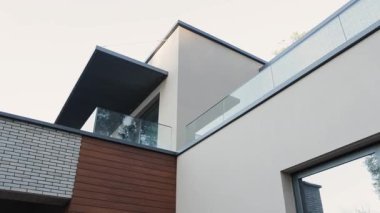 Modern mimari: cam elementli ev tasarımı, büyük pencereler, fayanslar, ahşap ve tuğla. Yüksek kalite 4k görüntü