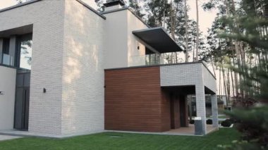 Modern ev, sessiz bir orman ortamında bulunan zarif ahşap ve taş elementleri güzelce birleştiriyor. Yüksek kalite 4k görüntü