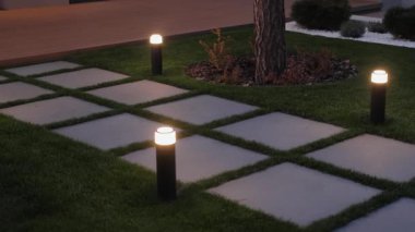 Zarif ışıklandırma dış güzelliği güzelleştirir, ziyaretçilere sakin bir bahçe yolunda rehberlik eder.