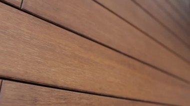 Kamera evin duvarlarını dışarıdan gösteriyor, ön cephede ahşabı taklit eden fayanslarla süslenmiş. Tadilat ve dekorasyon. Yumuşak hareket. Dış ve mimari. Yüksek