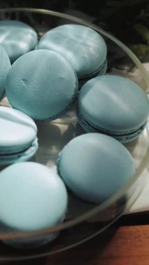 Mavi çikolata, kurabiye, ağır çekimde pasta, kafede ya da etkinlikte çikolata. Dikey fikir. Yüksek kalite 4k görüntü