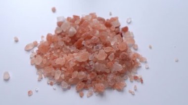 Himalaya pembe tuzu, beyaz arka planda düz bir zemine yakın plan. Baharat olarak kuru otlar. Hint ve Arap baharatları yemek pişirmek için. Şifalı bitkiler.