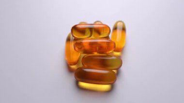 Beyaz arka planda Omega 3 kapsülleri. Morina yağı kapsülleri. Metnin için alanı kopyala. Üst görüş, yüksek çözünürlüklü ürün. Sağlık hizmeti kavramı