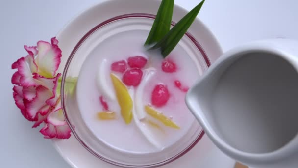 Wanne Tim Krob Thai Dessert Crispy Ruby Kokosmilch Video — Stockvideo