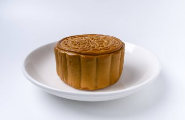 Ay çörekleri, sonbahar ortası festivali ya da ay çöreği festivali için beyaz arka planda izole edilmiş. Geleneksel Çin festivali.