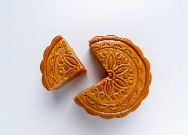 Ay çörekleri, sonbahar ortası festivali ya da ay çöreği festivali için beyaz arka planda izole edilmiş. Geleneksel Çin festivali.
