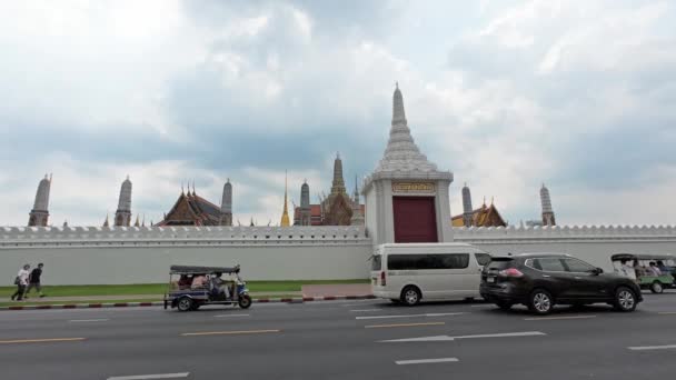 泰国曼谷 2023年9月23日 位于大宫城墙东侧的Chaichumphon王座大厅前的道路和汽车 4K视频 — 图库视频影像