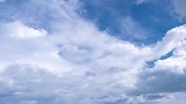 Mavi gökyüzü beyaz bulutlar. Kabarık beyaz bulutlar. Kümülüs bulutlu zaman çizelgesi. Yaz mavisi gökyüzü zaman aşımı. Doğa mavi gökyüzü. Beyaz bulutlar. Bulut zaman aşımı
